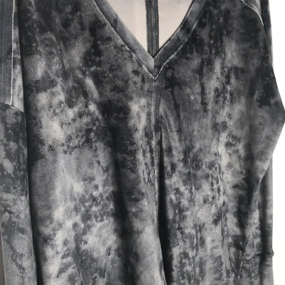 🌸NEW🌸 RED HAUTE Velour Sweatshirt - Picture 2 of 7